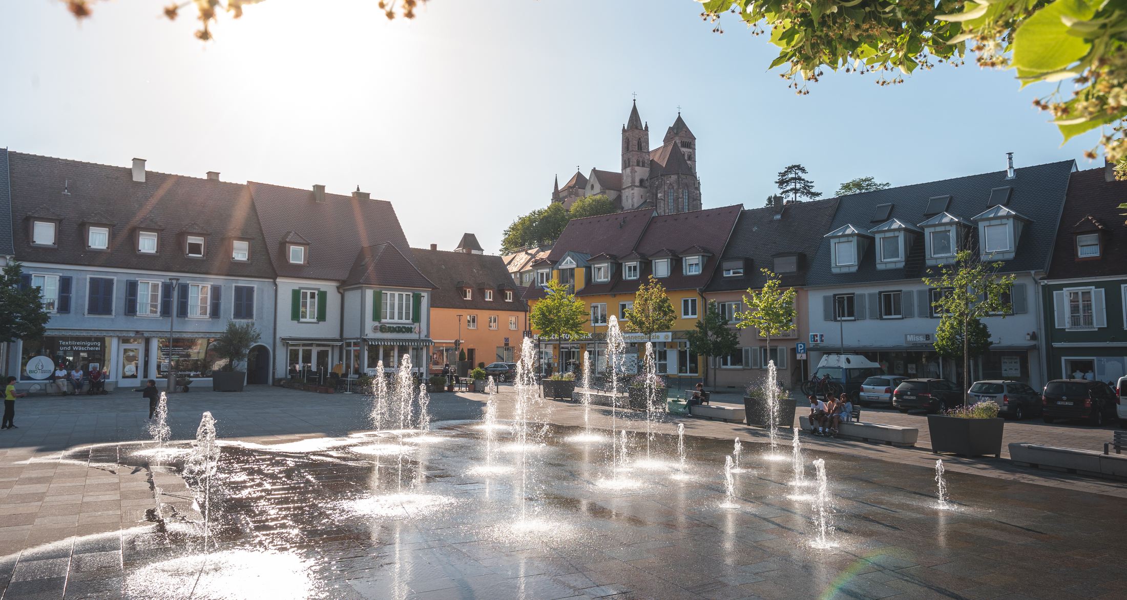 Der Breisacher Marktplatz mit Wasserspielen, im Hintergrund das St. Stephansmünster