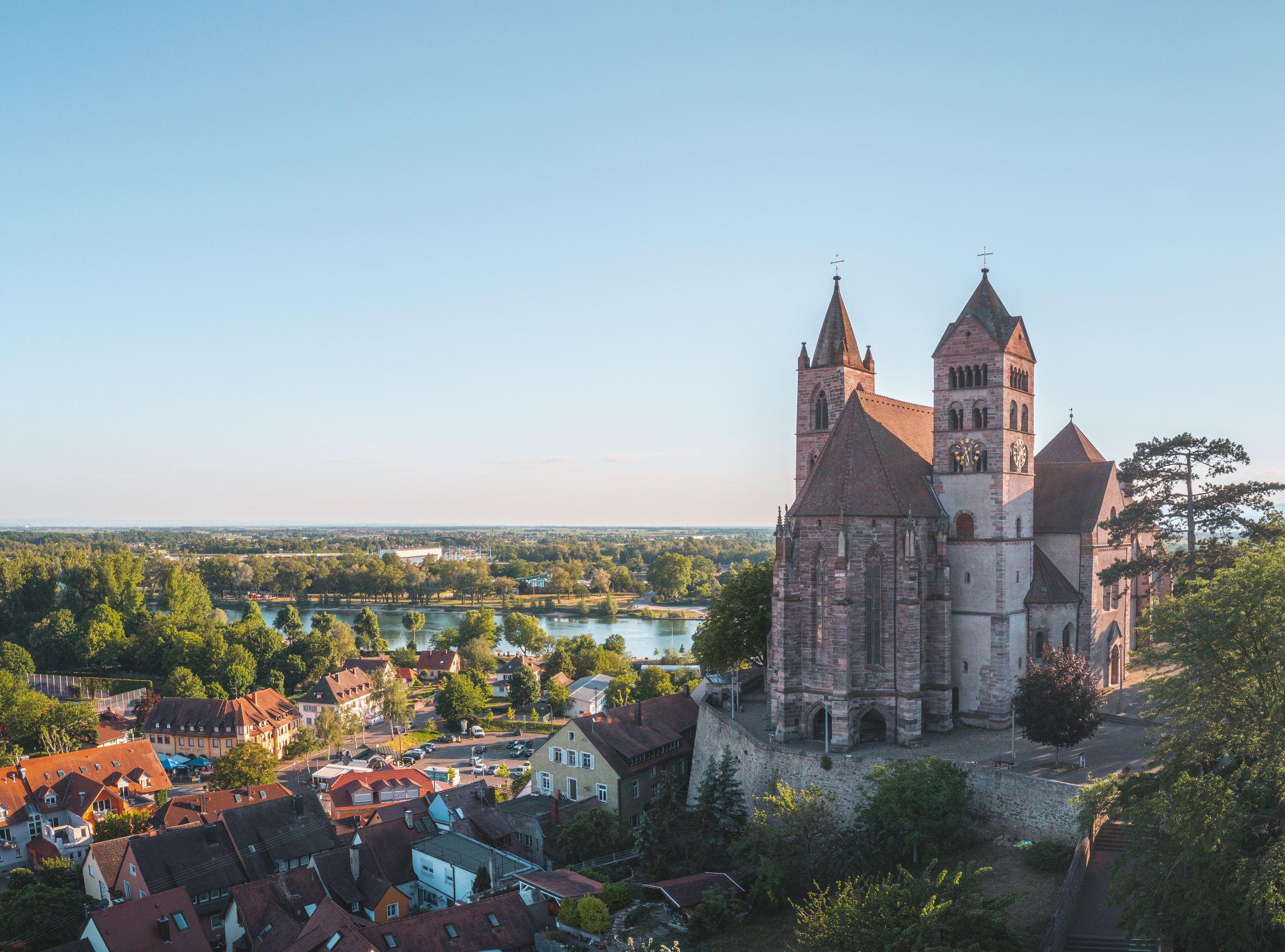 Luftaufnahme des St. Stephansmünsters auf dem Münsterberg über der Altstadt von Breisach, im Hintergrund der Rhein
